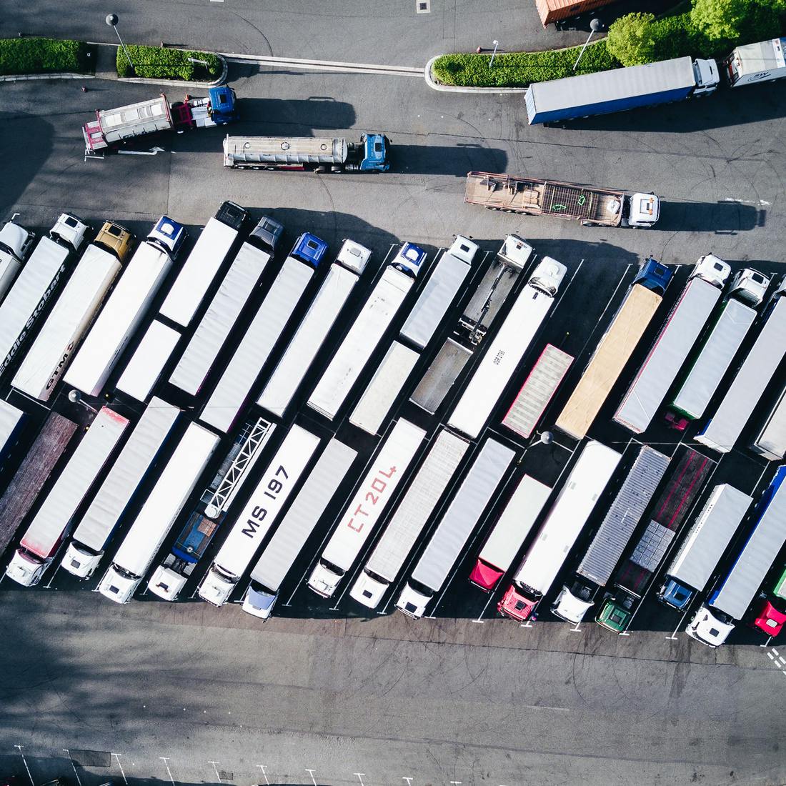 Vista aérea de camiones de carga estacionados en un centro de distribución